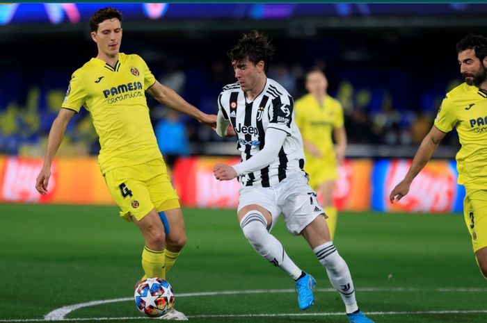 Momen duel antara Juventus dan Villarreal pada leg pertama babak 16 besar Liga Champions 2021-2022.