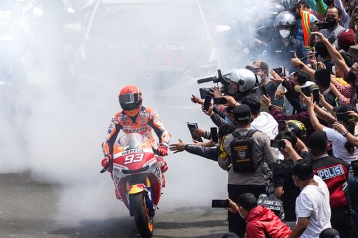 Marc Marquez menyapa warga dengan aksi burn out  dalam parade pembalap MotoGP Indonesia 2022 di Jalan MH Thamrin, Jakarta, Rabu (16/3/2022). 
