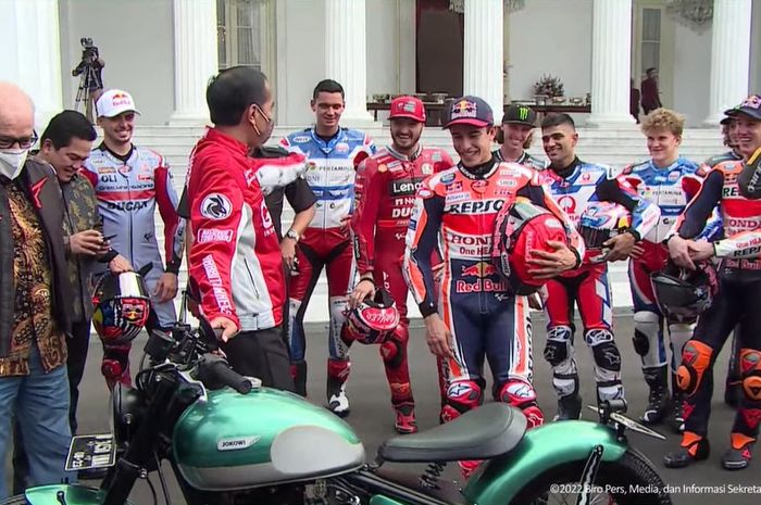 Momen ketika Presiden Joko Widodo memamerkan tunggangan Kawasaki W175 yang bisa ditungganginya mengelilingi Indonesia. Tampak para pembalap MotoGP melihat dengan antusias motor tersebut. 
