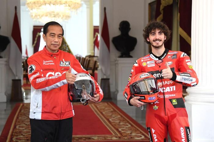 Ketika Francesco Bagnaia (kanan) berfoto dengan Presiden Joko Widodo di Istana Merdeka, Jakarta, Rabu (16/3/2022).