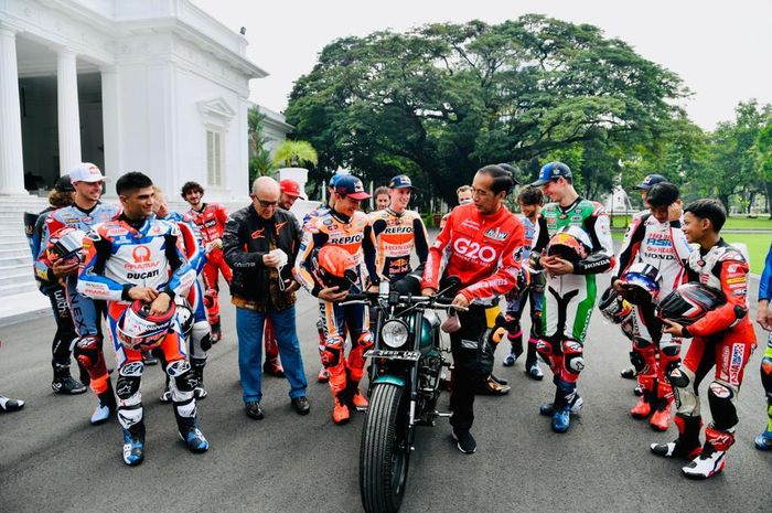 Ketika Presiden Joko Widodo akan menyalakan motor Kawasaki W175 miliknya dihadapan para pembalap MotoGP di halaman Istana Merdeka, Jakarta, Rabu (16/3/2022).