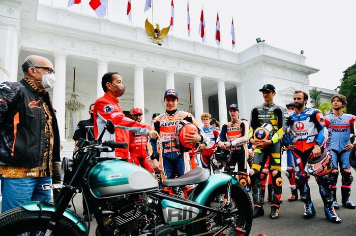 Presiden RI, Joko Widodo (dua dari kiri), berbincang-bincang dengan Marc Marquez (tiga dari kiri) di halaman depan Istana Merdeka, Jakarta, dalam acara audiensi pada Rabu (16/3/2022). Tampak pula dalam gambar CEO Dorna Sports, Carmelo Ezpeleta (paling kiri).