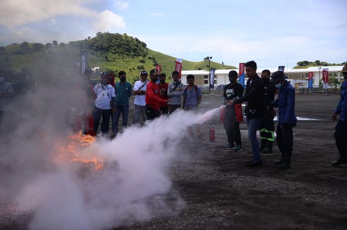 Para Marshal mendapatkan pelatihan memadamkan api sebagai persiapan untuk MotoGP Indonesia 2022