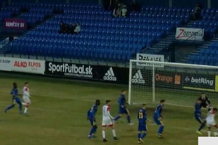 Witan Sulaeman saat mecetak gol kemenangan FK Senica yang menang atas Pohronie di babak 8 besar Piala Slowakia, di Stadion FK Senica, Rabu (16/3/2022).