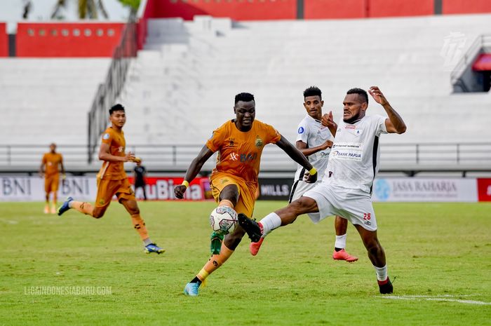 Suasana laga Bhayangkara FC melawan Persipura Jayapura pada laga pekan ke-31 Liga 1 2021-2022.