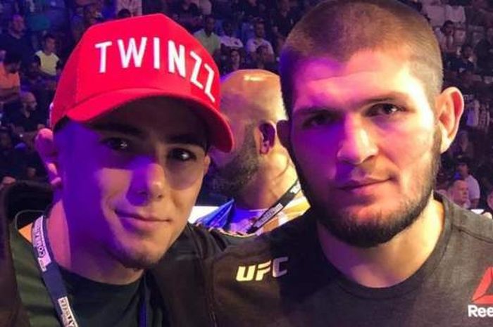 Jagoan baru UFC, Muhammad Mokaev, dengan Khabib Nurmagomedov.