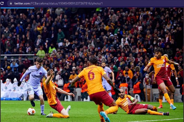 Wasit Daniele Orsato sempat menghentikan pertandingan leg kedua Liga Europa Galatasaray melawan Barcelona, setelah Jordi Alba terkena lemparan benda dari pendukung Galatsaray.