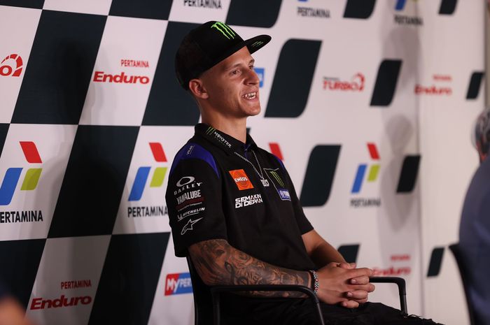 Pembalap Monster Energy Yamaha, Fabio Quartararo, ketika berbicara dalam sesi konferensi pers di hadapan media jelang MotoGP Indonesia 2022 di Sirkuit Mandalika, Kamis (17/3/2022).