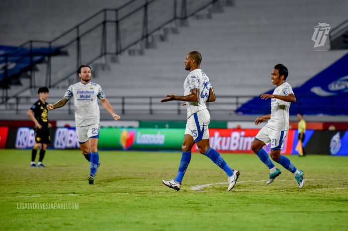 Aksi striker Persib Bandung, David da Silva usai membobol gawang Persebaya Surabaya pada laga pekan ke-32 Liga 1 2021-2022 di Stadion Kapten I Wayan Dipta, Gianyar, Bali, Sabtu (19/3/2022).