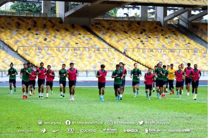 Pemain Timnas Malaysia, Kogileswaran Raj (paling kanan) bersama rekan-rekannya mengikuti sesi latihan pagi di Stadion Nasional Bukit Jalil, Jumat (18/3/2022).