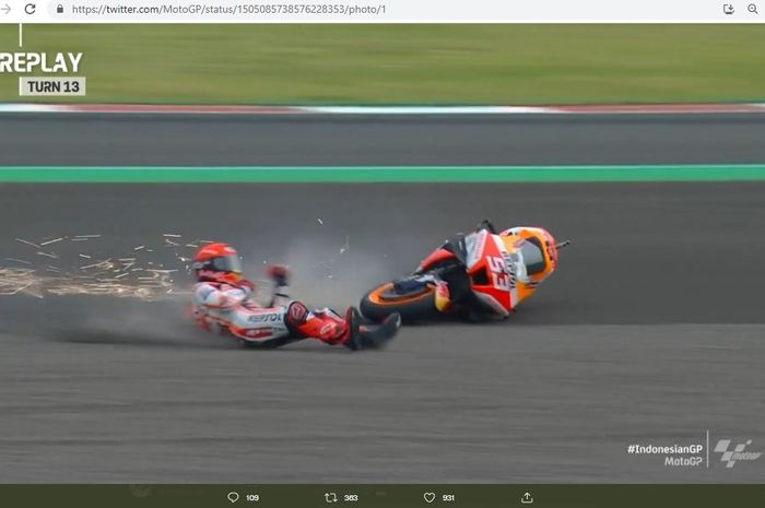 Pembalap Repsol Honda, Marc Marquez, saat mengalami kecelakaan di T13 Sirkuit Mandalika. Dia mendapat crash usai terjatuh saat kualifikasi pada Sabtu (19/3/2022).