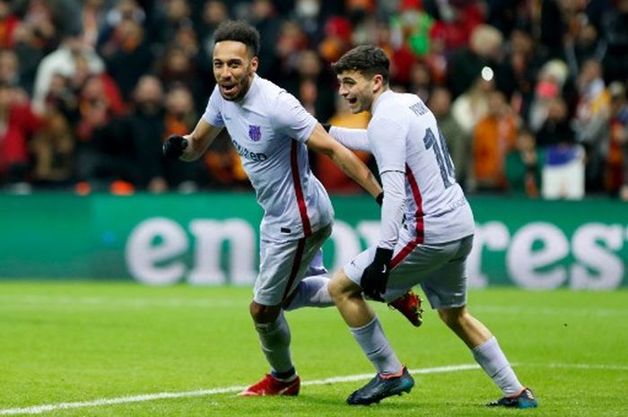 Dua pemain Barcelona, Pierre-Emerick Aubameyang dan Pedri, merayakan gol ke gawang Galatasaray dalam laga leg kedua babak 16 besar Liga Europa di Stadion Ali Sami Yen Spor Kompleksi, 17 Maret 2022.