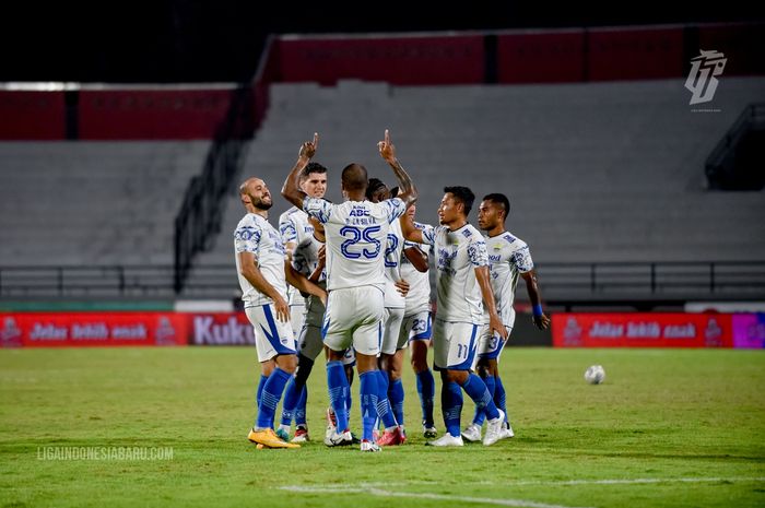 Persib Bandung versus Persebaya Surabaya pada laga pekan ke-32 Liga 1 2021-2022 di Stadion Kapten I Wayan Dipta, Gianyar, Bali, Sabtu (19/3/2022).