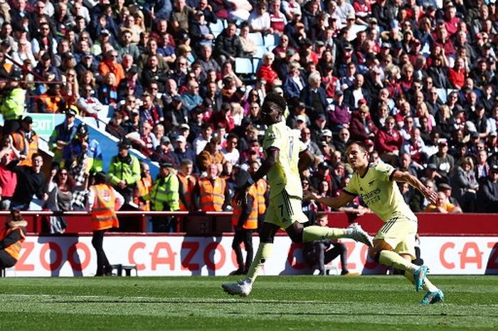 Winger Arsenal, Bukayo Saka, merayakan gol ke gawang Aston Villa dalam laga Liga Inggris di Stadion Villa Park, Sabtu (19/3/2022).