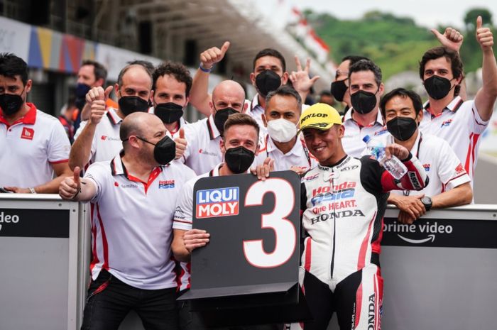 Pembalap Honda Team Asia, Mario Suryo Aji, merayakan keberhasilannya meraih posisi ketiga pada kualifikasi Moto3 Indonesia di Sirkuit Mandalika, Lombok, Nusa Tenggara Barat, 19 Maret 2022.