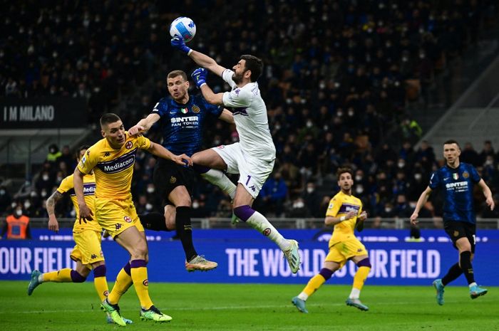 Inter Milan dan Fiorentina bermain imbang 1-1 pada laga pekan ke-30 Liga Italia 2021-2022.