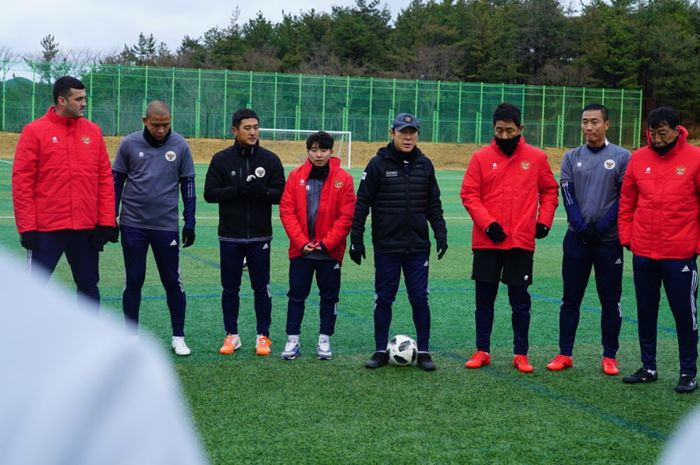 Pelatih timnas Indonesia, Shin Tae-yong dengan jajaran pelatih saat gelar latihan perdana timnas U-19 Indonesia di Korea Selatan, Sabtu (19/3/2022).