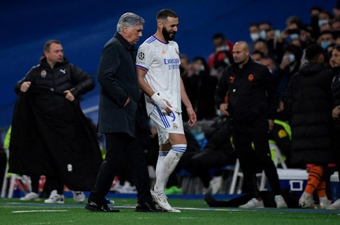 Pelatih Real Madrid, Carlo Ancelotti, berbicara dengan Karim Benzema dalam laga Grup D Liga Champions kontra Shakhtar Donetsk di Stadion Santiago Bernabeu, 3 November 2021.