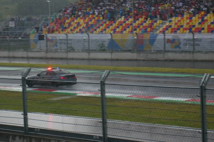 Safety car memeriksa kondisi lintasan setelah hujan deras mengguyur Sirkuit Mandalika di Lombok, Nusa Tenggara Barat, sejam sebelum balapan MotoGP Indonesia pada Minggu (20/3/2022).