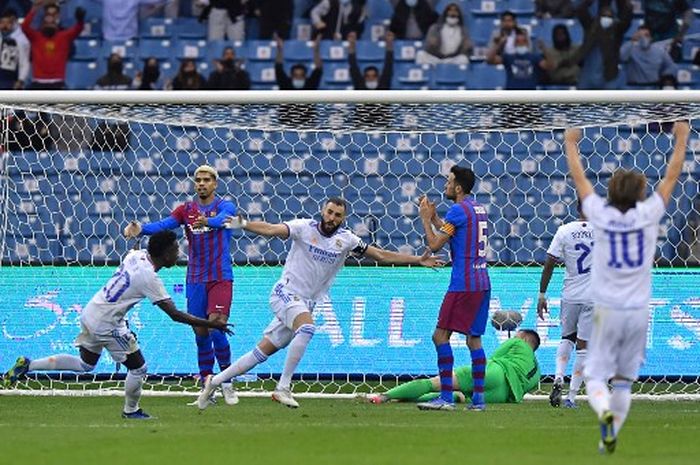 Karim Benzema merayakan gol dalam duel Real Madrid vs Barcelona pada Piala Super Spanyol di Riyadh (12/1/2022). Dalam head to head El Clasico di pentas ini, Los Blancos digdaya atas Blaugrana.