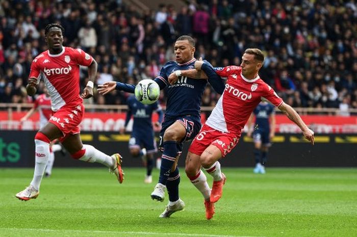 Kylian Mbappe (tengah) dikawal ketat dalam partai Liga Prancis antara AS Monaco vs Paris Saint-Germain di Louis II, Monako (20/3/2022).