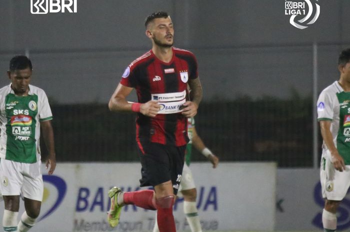 Selebrasi striker Persipura Jayapura, Yevhen Bokhasvili, usai membobol gawang mantan timnya PSS Sleman pada pekan ke-32 Liga 1 2021-2022.