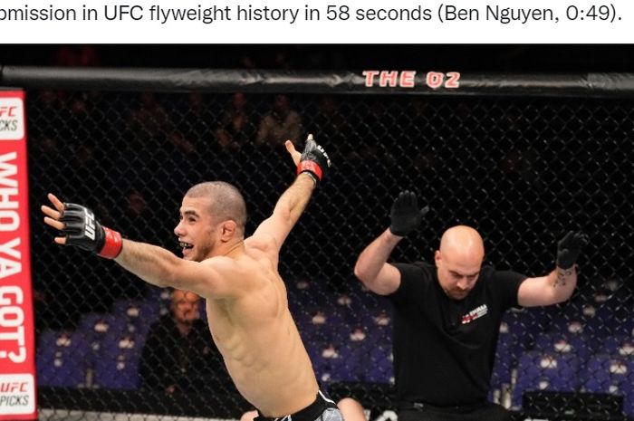 Muhammad Mokaev melakukan debut gemilang di oktagon setelah mengalahkan Cody Durden dengan kuncian di UFC London, Minggu (20/3/2022) WIB.