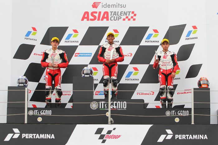 Pembalap muda Indonesia binaan Astra Honda Motor (AHM), Reykat Yusuf Fadilllah saat naik podium ketiga pada balapan pertama seri kedua Asia Talent Cup 2022 di Sirkuit Mandalika, Sabtu (19/3/2022).