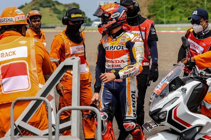 Pembalap Repsol Honda, Marc Marquez dievakuasi usai mengalami kecelakaan pada sesi pemanasan MotoGP Indonesia 2022, Minggu (20/3/2022)