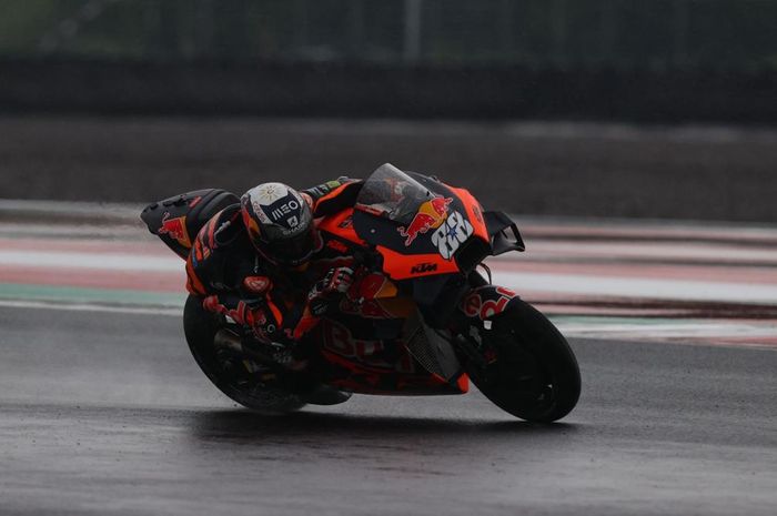 Pembalap Red Bull KTM, Miguel Oliveira saat menjadi juara pada MotoGP Indonesia 2022, Minggu (20/3/2022)