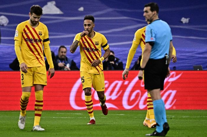 Pierre-Emerick Aubameyang mencetak gol pembuka bagi Barcelona dalam laga bertajuk el clasico melawan Real Madrid pada pekan ke-29 Liga Spanyol 2021-2022.
