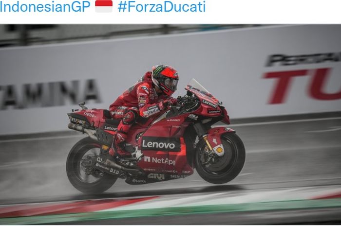 Aksi pembalap Ducati Lenovo, Francesco Bagnaia menggilas aspal basah Sirkuit Mandalika pada MotoGP Indonesia 2022 (20/3/2022).