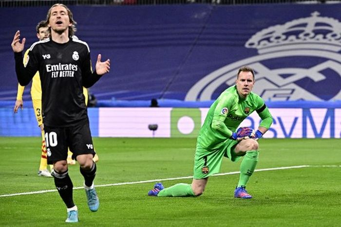 Reaksi Luka Modric (kiri) dalam partai El Clasico antara Real Madrid vs Barcelona di Liga Spanyol di Santiago Bernabeu, Madrid (20/3/2022).
