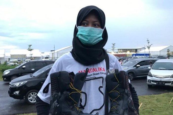 Nunik, perempuan asal Kota Bandung Jawa Barat saat membawa sepatu pemberian pembalap MotoGP, Alex Rins. 