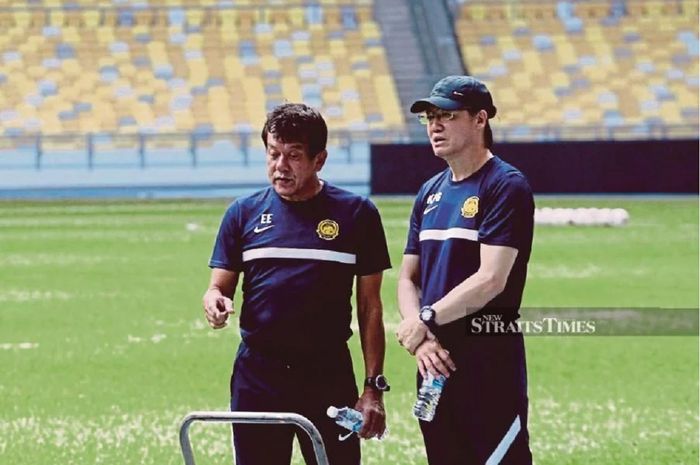 Pelatih Timnas U-23 Malaysia E Elavarasan bersama Kim Pan-gon dalam sesi latihan di Stadion Nasional Bukit Jalil, Kuala Lumpur, Senin (21/3/2022).