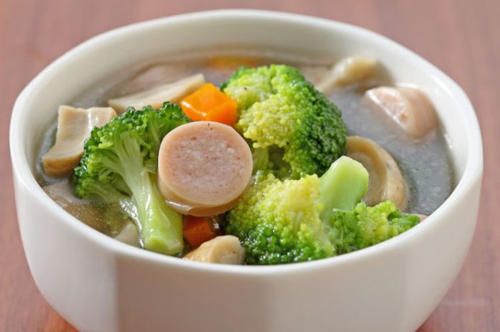 Tampilan sup brokoli sosis, mudah dibuat dan cocok untuk jadi menu sahur Ramadhan