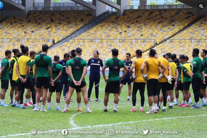 Pelatih Timnas Malaysia Kim Pan-gon (tengah) melecut skuadnya dengan menyatakan tak pantas ditekuk Timnas Indonesia dan seharusnya juara Piala AFF 2022.