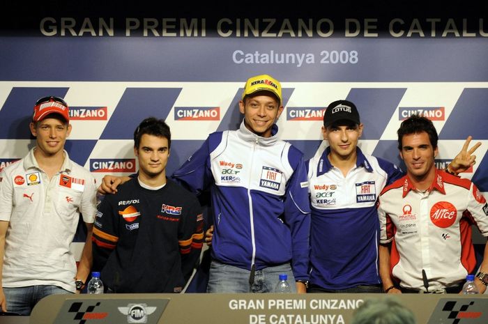 Dari kiri: Casey Stoner,  Dani Pedrosa, Valentino Rossi, Jorge Lorenzo, dan Toni Elias berpose setelah konferensi pers menjelang MotoGP Catalunya di Montmelo, Spanyol, 5 June  2008.