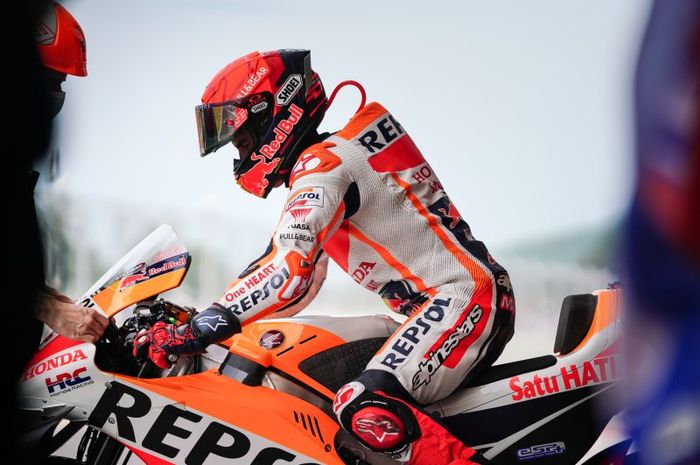 Pembalap Repsol Honda, Marc Marquez bersiap tampil di salah satu sesi MotoGP Indonesia di Sirkuit Mandalika, jumat (18/3/2022)