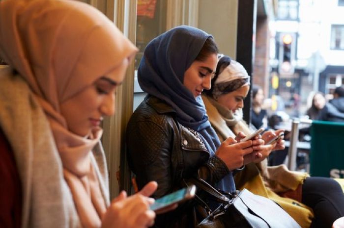 Wanita muslim di Inggris mengisi waktu saat menjalani ibadah puasa Ramadhan.