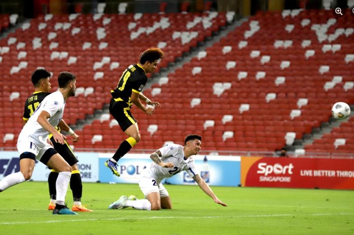 Sayap Timnas Malaysia Akhyar Rashid (kedua dari kanan) mencetak gol ke gawang Filipina dalam uji coba di Singapura, Rabu (23/3/2022) malam WIB.