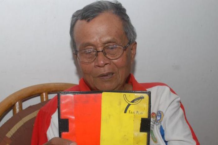 Mantan wasit sepak bola FIFA, Kosasih Kartadiredja (81) memperlihatkan kartu merah dan kartu kuning di rumahnya, di Kelurahan Subangjaya, Kecamatan Cikole, Kota Sukabumi, Jawa Barat, Selasa (28/2/2017).  