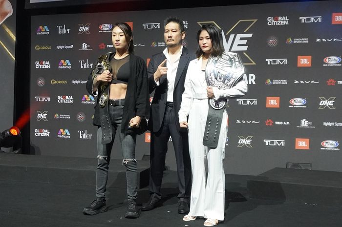 Sesi faceoff Angela Lee dengan Stamp Fairtex menjelang pertarungan di ONE X, Rabu (26/3/2022) di Singapore Indoor Stadium.