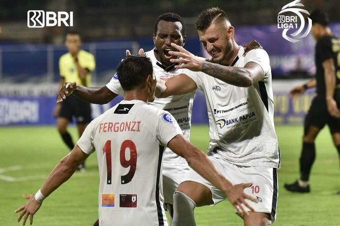 Pemain Persipura Jayapura merayakan gol yang dicetak Ramiro Fergonzi saat menghadapi PSIS Semarang pada pekan ke-33 Liga 1 2021-2022.
