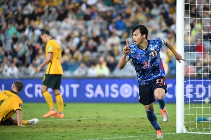 Sayap Jepang Kaoru Mitoma selebrasi gol ke gawang Australia dalam Kualifikasi Piala Dunia 2022 di Sydney, Kamis (24/3/2022).