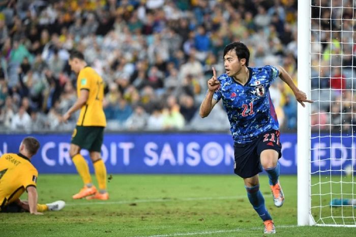 Sayap Jepang Kaoru Mitoma selebrasi gol ke gawang Australia dalam Kualifikasi Piala Dunia 2022 di Sydney, Kamis (24/3/2022).