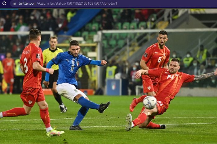 Pemain timnas Italia, Domenico Berardi, melepaskan tendangan saat menghadapi timnas Makedonia Utara dalam laga play-off Kualifikasi Piala Dunia 2022 zona Eropa di Stadion Renzo Barbera, Kamis (24/3/2022) waktu setempat atau Jumat pukul 02.45 WIB. 