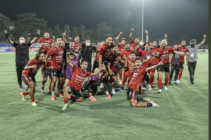 Skuad Bali United merayakan gelar juara Liga 1 musim 2021-2022 yang mereka dapatkan.