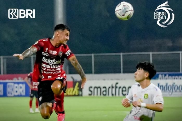 Duel Bali United vs Persebaya Surabaya pada laga pekan ke-33 Liga 1 2021-2022 di Stadion I Gusti Ngurah Rai, Denpasar, Bali, Jumat (25/3/2022).