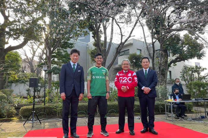 General Manager Tokyo Verdy Atsuhiko Ejiri (kiri), Pratama Arhan (kedua kiri), Duta Besar Indonesia untuk Jepang Heri Akhmadi (kedua kanan), dan Takaaki Nakamura (kanan) saat konferensi pers, Jumat (25/3/2022).